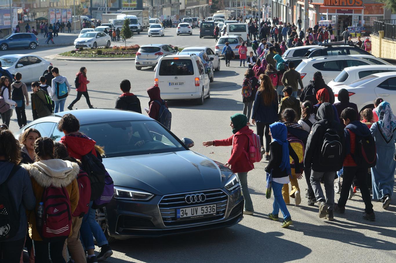Tehlike oluşturan okul yolunun trafiğe kapatılmasını istiyorlar